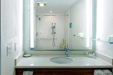 King Suite with Roll-In Shower and Trundle Sofa - Mobility Access/Hearing Accessible