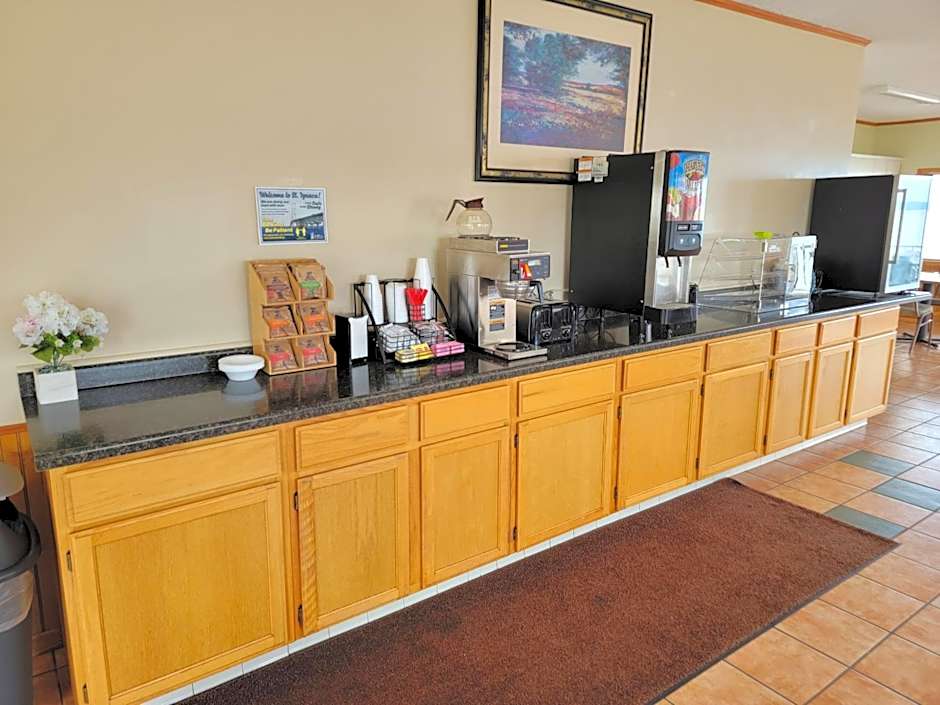 Days Inn & Suites by Wyndham St. Ignace Lakefront