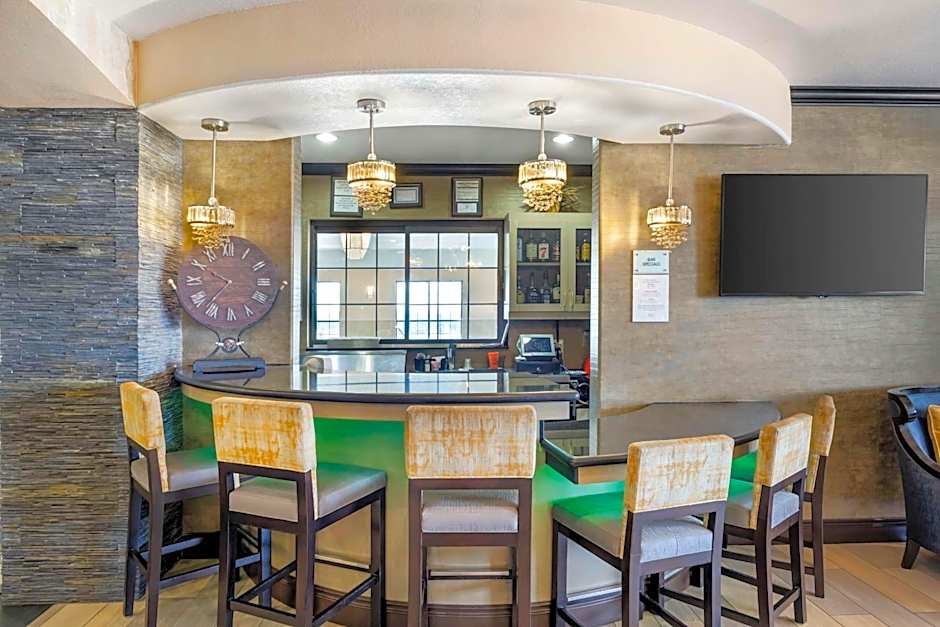 Best Western Plus Emerald Inn & Suites