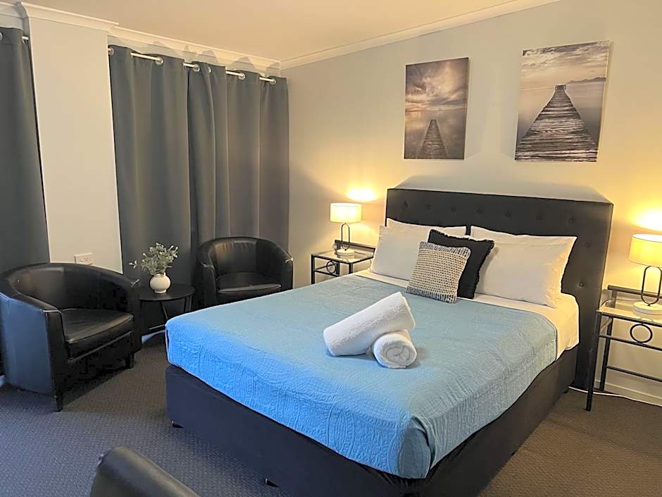Photo 1 of 7 of 1 Queen Bed