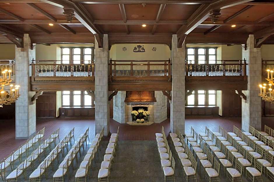 DoubleTree By Hilton The Tudor Arms Hotel