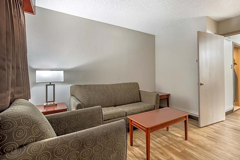 Red Roof Inn & Suites Sulphur Springs
