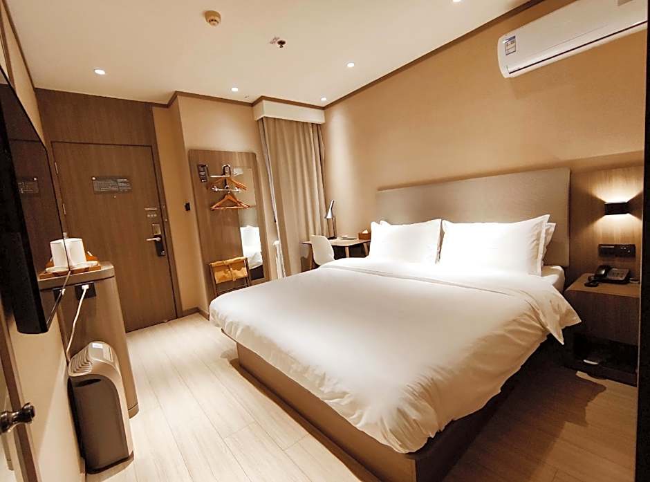 Hanting Hotel Qingdao Yan'an 3rd Road Zhiquan Road Metro Station