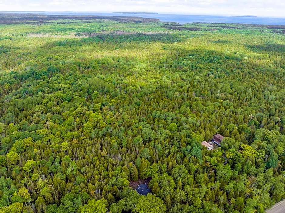 Rustic cabin w Games near Lake & National Park