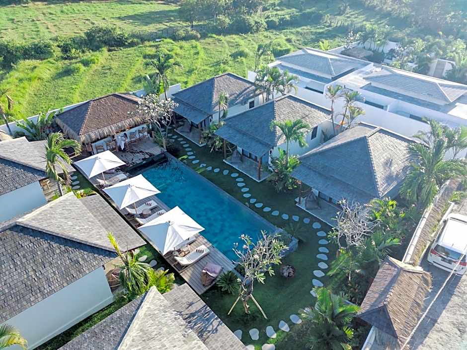 EHOA NYANYI BEACH Boutique Hotel - In front of entrance to NUANU