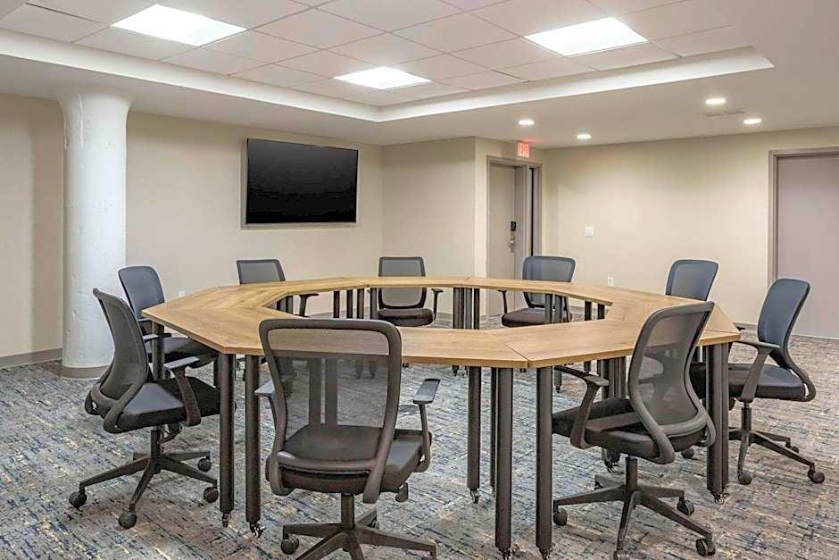 Comfort Inn & Suites Newark Liberty International Airport