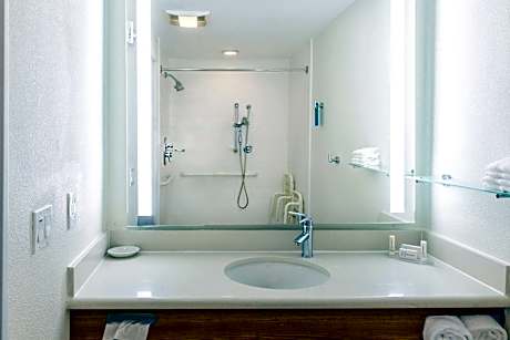 Queen Suite with Two Queen Beds, Roll-In Shower and Trundle Sofa - Mobility Access/Hearing Accessible