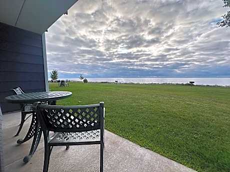 1 King Bed, Efficiency Room, Water View, 1st Floor, Non-Smoking