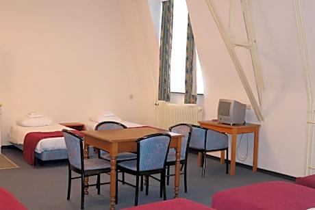 10-Bed Mixed Dormitory Room