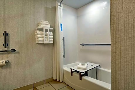 1 King Mobility Access With Tub Nonsmoking