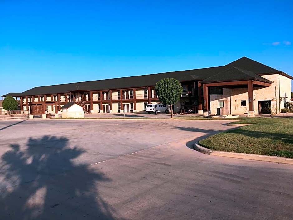 Pearsall Inn and Suites