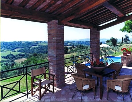 Apartment with Pool View 