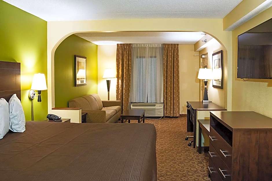 Rodeway Inn & Suites Clarksville near Governors Square Mall