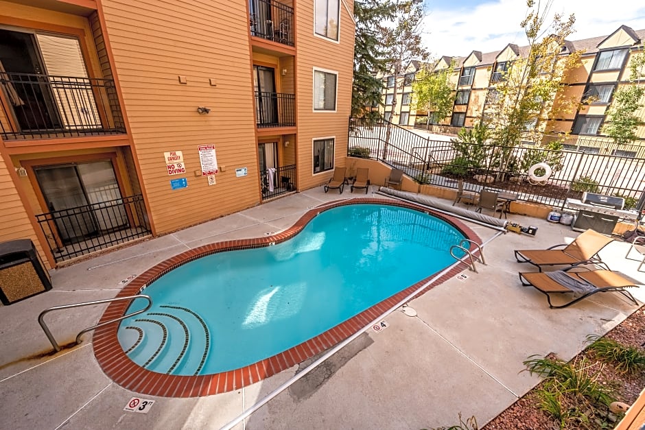 Carriage House Condominiums by All Seasons Resort Lodging