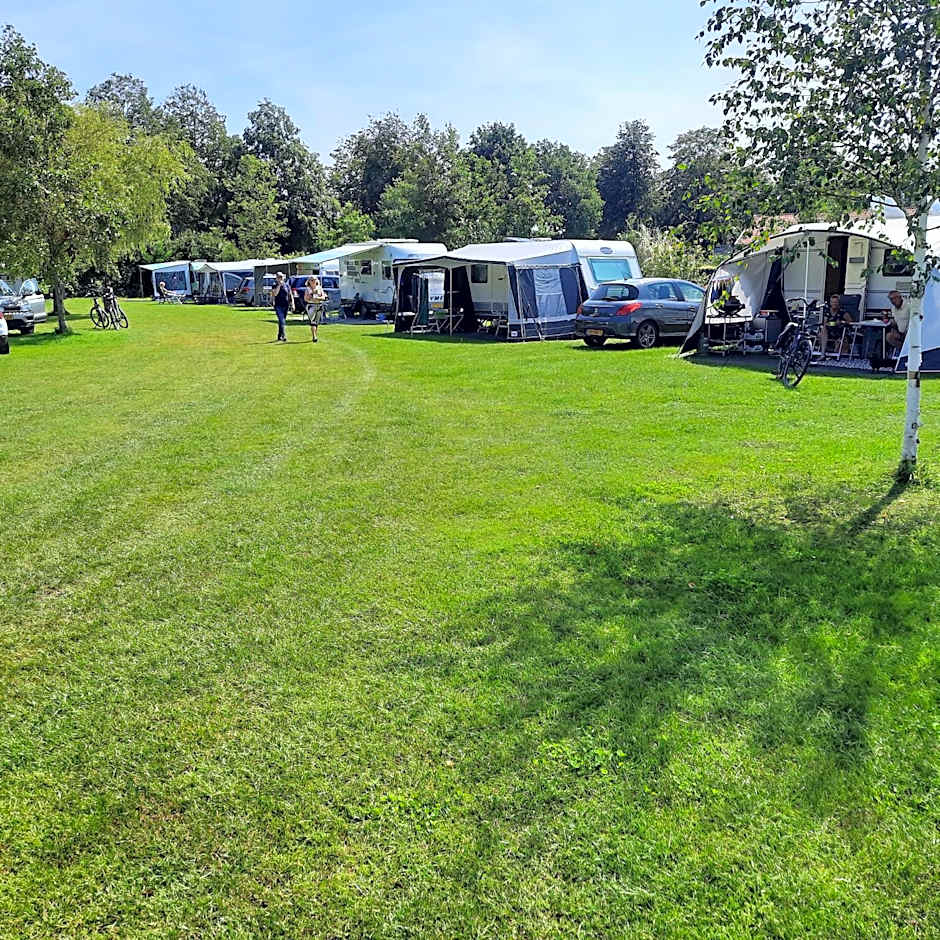 Ruime caravan op gezellige minicamping