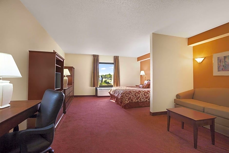 Days Inn & Suites by Wyndham Cedar Rapids
