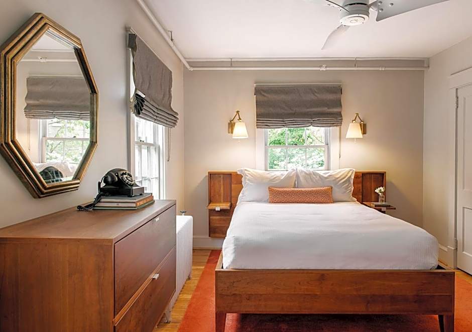 Oakhurst Inn at the University