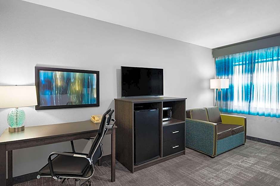 La Quinta Inn & Suites by Wyndham Indianapolis Airport Executive