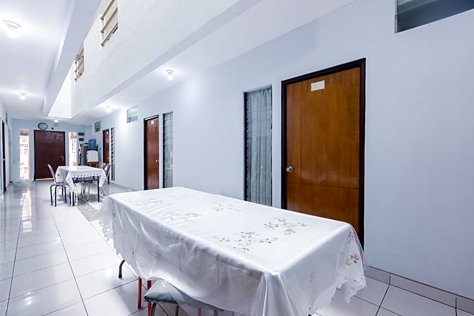 Super OYO 1516 Cemara Gading Syariah