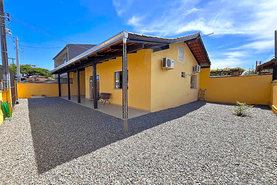 Casa Amarela - WIFi - Prox Praia e Beto Carrero