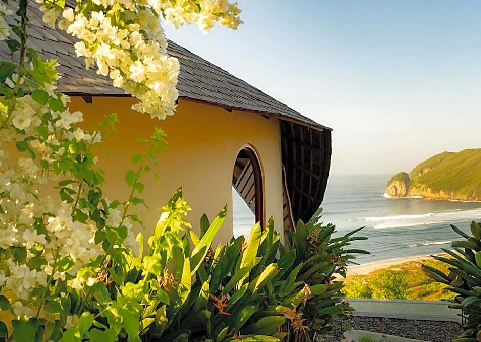 Kini Resort - Luxury Beachfront Bamboo Resort