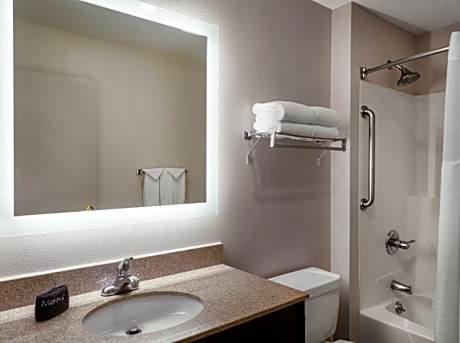 2 Queen Beds Standard Comm Access Tub
