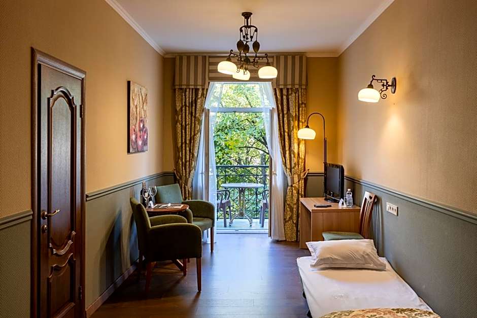 Frapolli Hotel on Deribasivska street