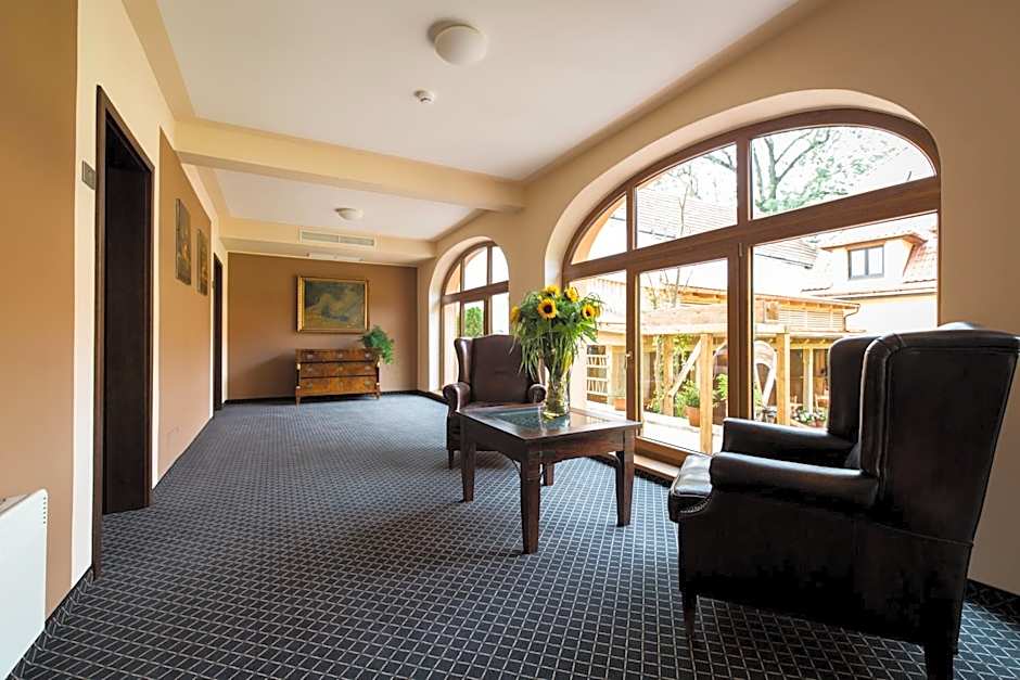Hotel Selsky Dvur - Bohemian Village Courtyard