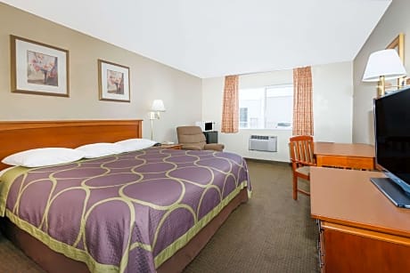 1 King Bed Non-Smoking