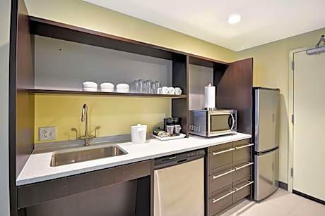 1 King Accessible Roll In Shower Suite Nonsmok