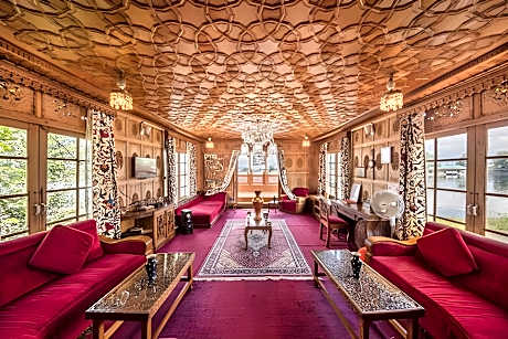 Floating Heaven Group of Houseboats