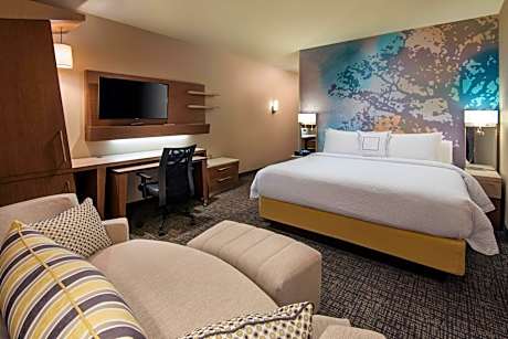 King Room with Roll-in Shower and Pool or City View - Mobility Accessible
