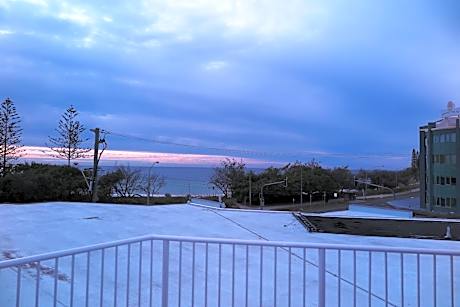 Top Floor 2-Bedroom Apartment