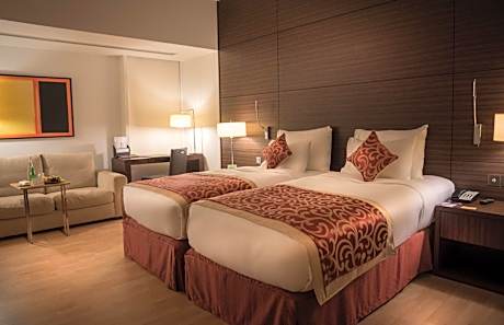 Deluxe Twin with Lounge Area and Bathtub