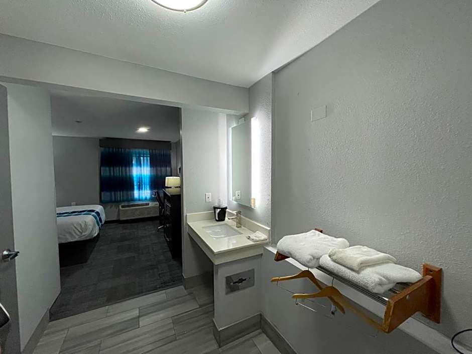 La Quinta Inn by Wyndham Indianapolis Airport Executive Dr