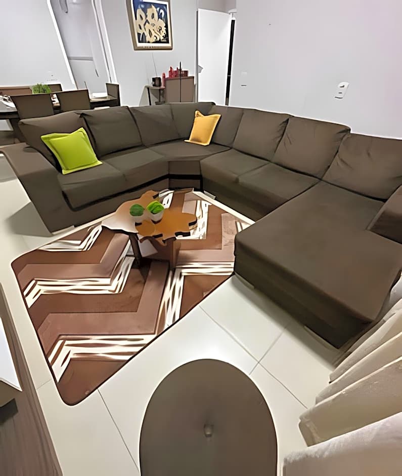 Casa grande - 3 Suítes e Piscina - Próx. ao Centro