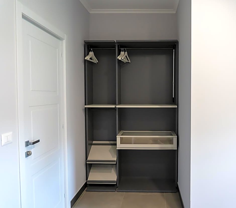 Skyline Rooms & Suites