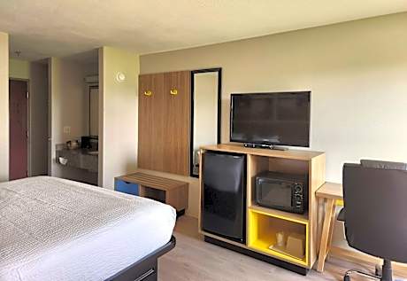 King Room with Mobility Access and Bathtub with Grab Bars, Non-Smoking