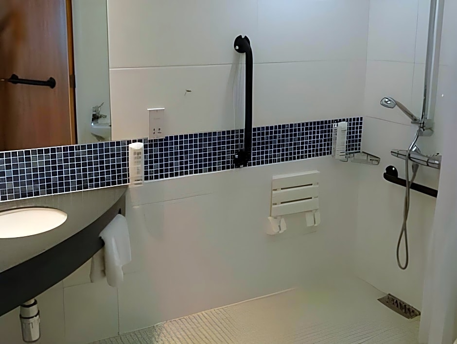 Holiday Inn Express Cardiff Airport By IHG