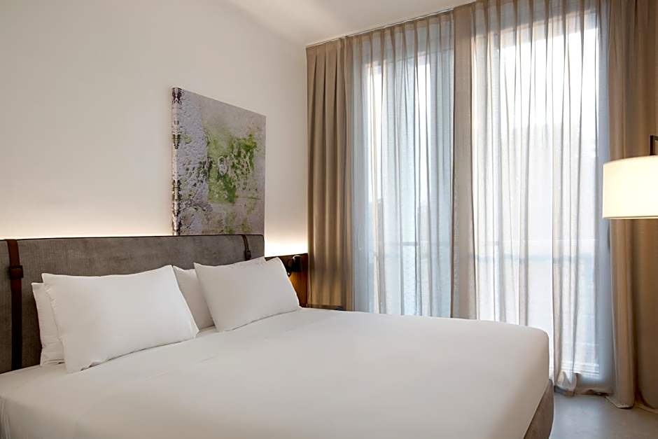 J Hotel