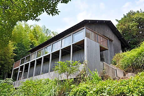 A villa overlooking the Izu sea and a starry sky.