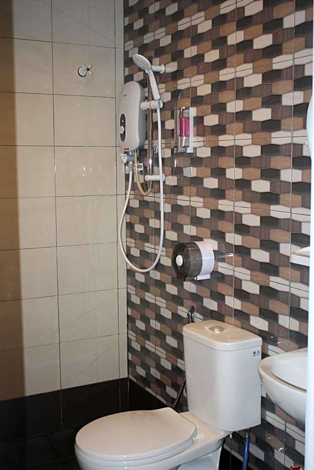 Cozy Riverside Hotel