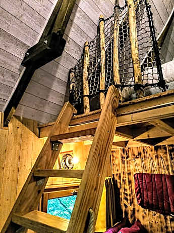 Wooden Treehouse with Spa Bath