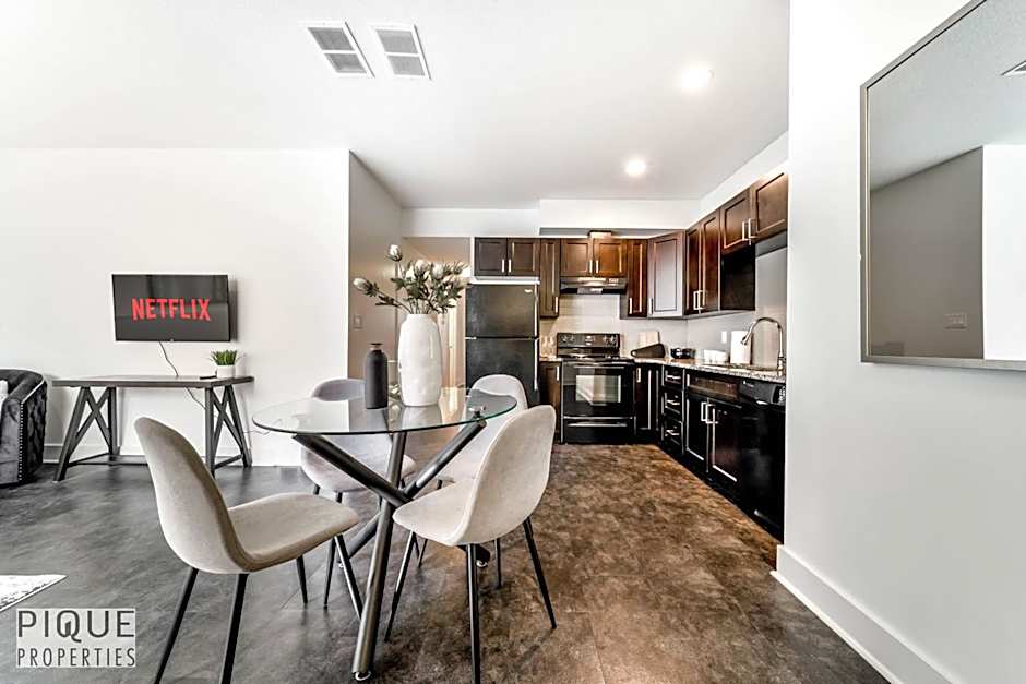 Stunning Modern Suite - King Bed - Free Parking & Netflix - Fast Wi-Fi - Long Stays Welcome