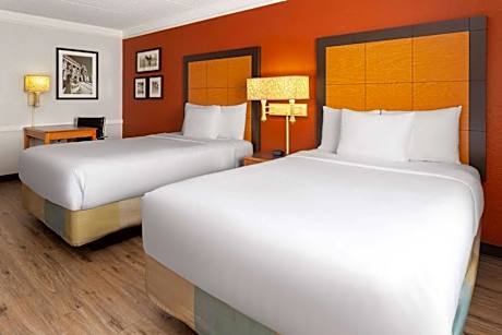 La Quinta Inn & Suites by Wyndham Pittsburgh Airport