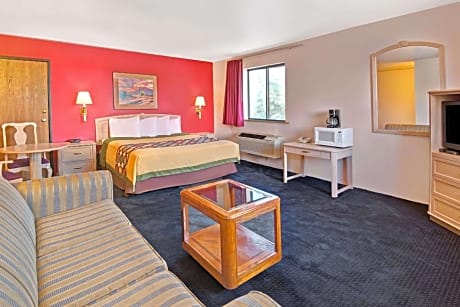 King Suite - Non-Smoking