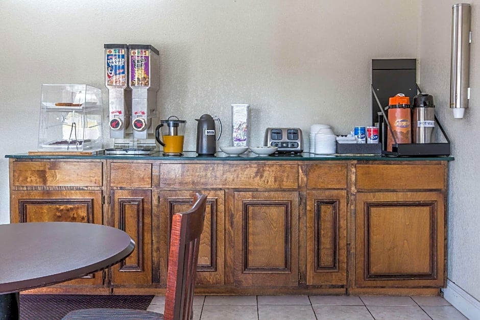 Rodeway Inn & Suites