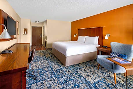 King Room with Pool View - Non-Smoking