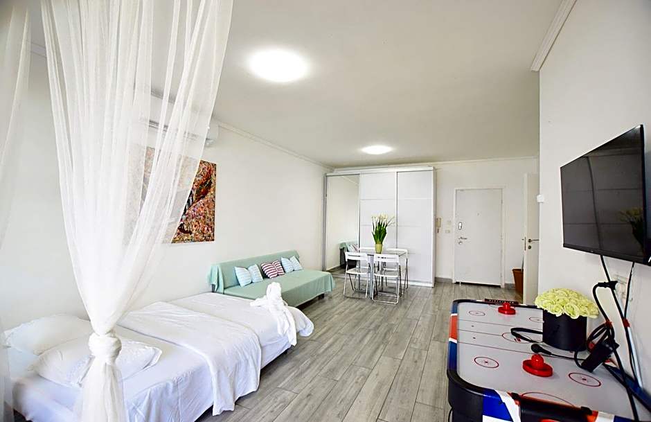 שירת הים -עם מרפסת עץ ובריכת זרמים פרטית חוף צאנז לציבור החרדי