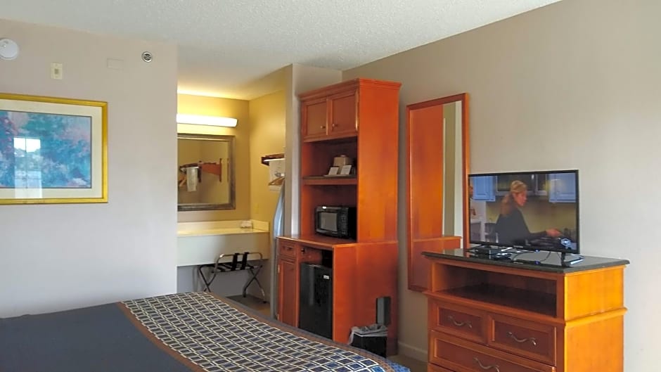 Carom Inn a Travelodge by Wyndham Denham Springs-Baton Rouge